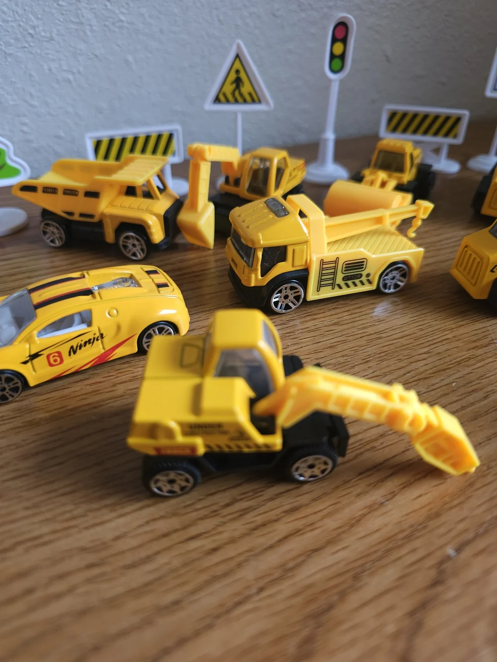 Construction Vehicle Lot Of 12 & Road Signs 2.5 Inch Diecast Plastic